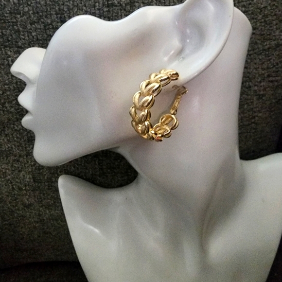 Gold Filled V Chain Link Hoop Earrings New - Picture 5 of 6